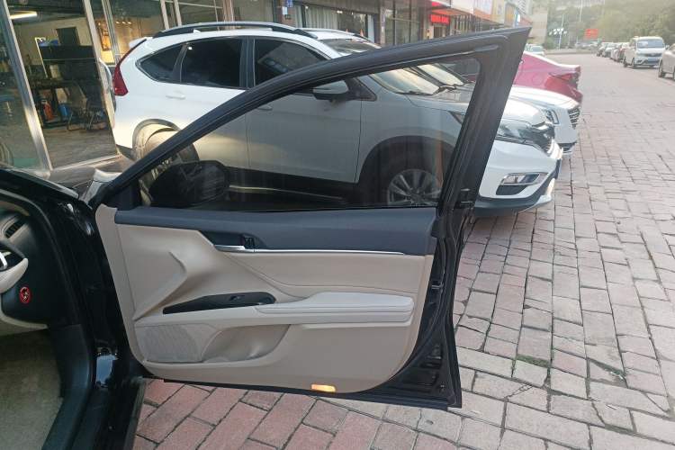 Used Toyota Camry 2018 2.0E Leading Edition