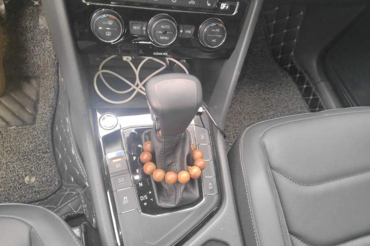 Used Volkswagen Tiguan L 2017 380TSI Automatic All-Wheel-Drive Luxury Edition Gear Lever