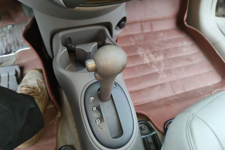 Used Nissan Sunny 2015 1.5XE CVT Master Edition Gear Lever