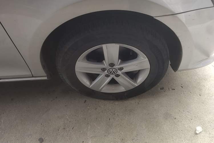 Used Volkswagen Bora 2014 1.6L Manual Fashion Edition Right Front Wheel Hub