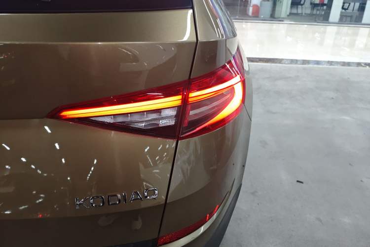 Used Skoda Kodiaq 2019 Facelifted TSI330 7-Seater Two-Wheel-Drive Luxury Enjoyment Edition China VI Standard Right Rear Taillight