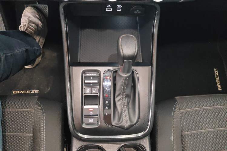 Used Honda Breeze 2023 240TURBO Two-Wheel Drive Elite Edition 5 Seats Gear Lever