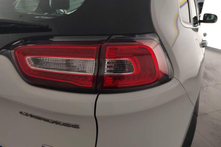 Used Jeep Cherokee 2016 2.0L Superior Edition
