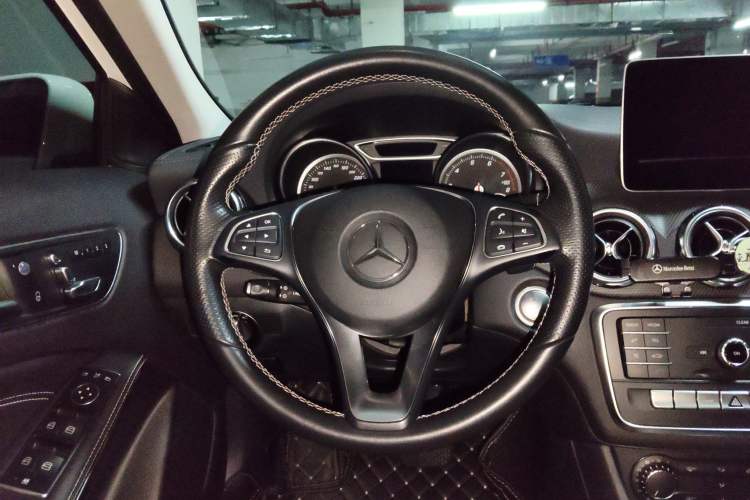 Used Mercedes-Benz GLA 2018 GLA 200 Fashion Model Steering Wheel