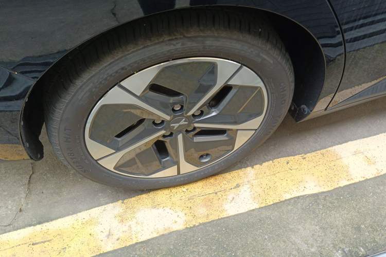 Used XPeng MONA M03 2024 620 with Ultra-Long Range Right Rear Wheel Hub