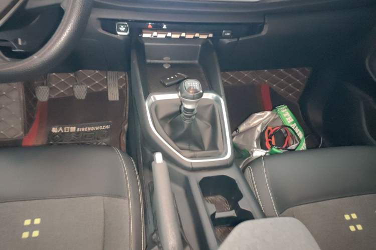 Used Baojun RM-5 2019 1.5T Manual Elite Version with 24-Hour Online Service 6 Seats Gear Lever