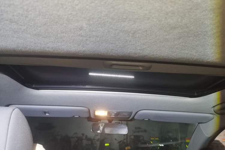 Used Hyundai Verna (older generation) 2014 1.4L Manual Top-Tier Model TOP