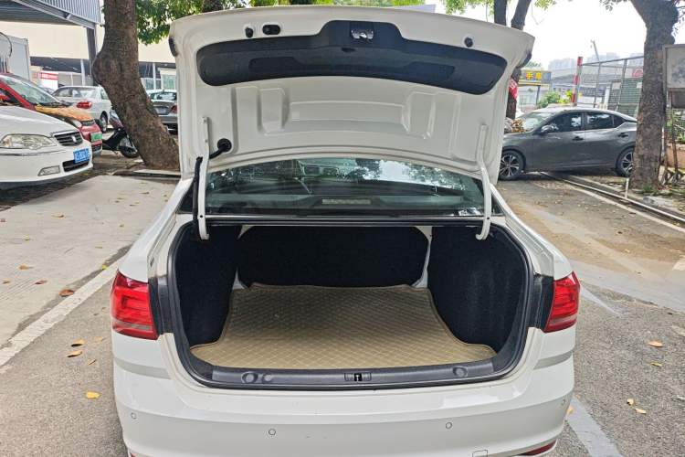 Used Volkswagen Lavida 2015 1.6L Automatic Fashion Edition