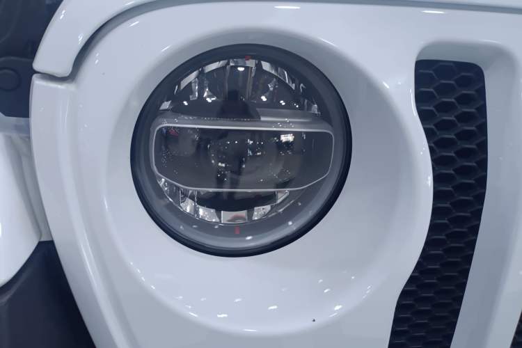 Used Jeep Wrangler 2019 2.0T Sahara Four-Door Brilliant Top Version China VI Emission Standard