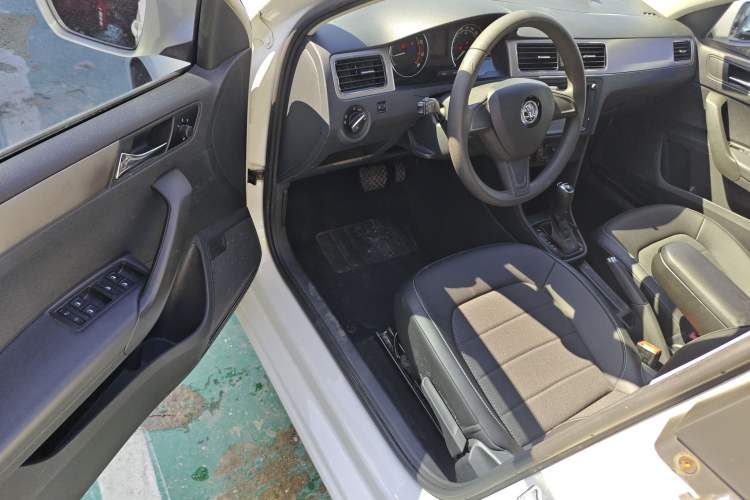 Used Skoda Rapid Spaceback 2016 Revised 1.6L Automatic Chuanxing Version
