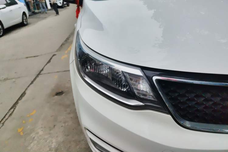 Used Kia K2 2012 Sedan 1.4L MT GL Commemorative Edition Right Front Headlight