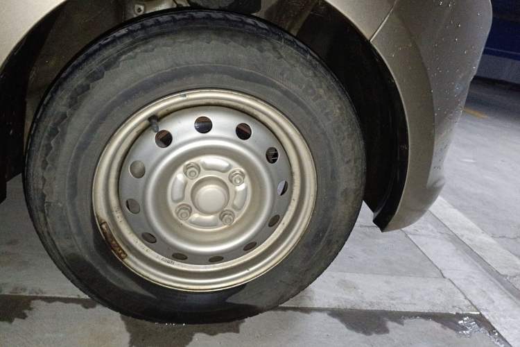 Used Wuling Rongguang V 2018 1.5L Practical Version Right Front Wheel Hub