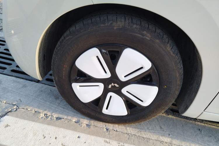Used Wuling Hongguang MINIEV 2025 Four-Door Version Advanced Edition Left Front Wheel Hub