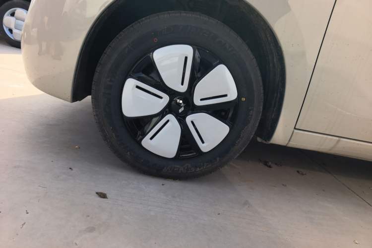 Used Wuling Hongguang MINIEV 2025 Four-Door Version Advanced Edition Left Front Wheel Hub