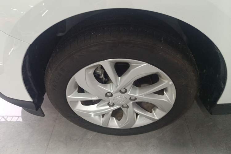 Used Buick Velite 6 2023 Revised Version 430 km Range – Commuter Edition Left Front Wheel Hub