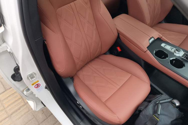 Used Changan UNI-K 2023 2.0T Two-Wheel Drive Yue Ling Trim
