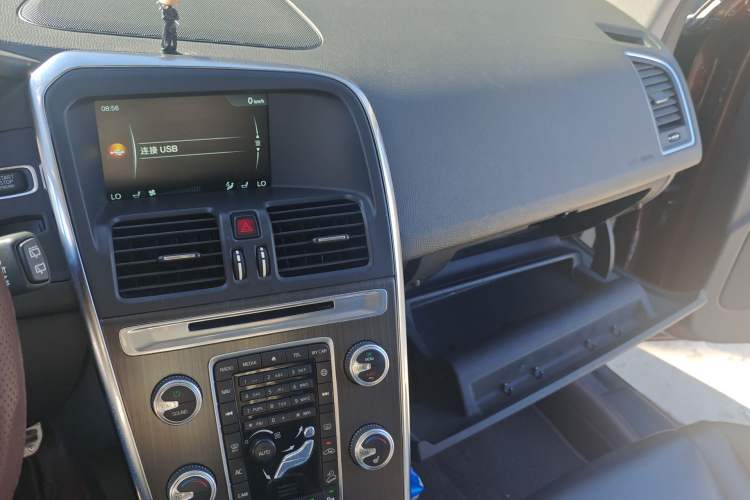 Used Volvo XC60 2015 T5 AWD Smart Drive Edition Audio And AC Panel