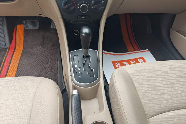 Used Hyundai Verna (older generation) 2014 1.4L Automatic Smart GLS Gear Lever