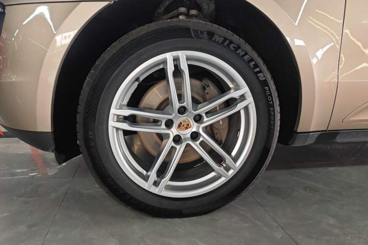 Used Porsche Macan 2014 Macan 2.0T Left Front Wheel Hub