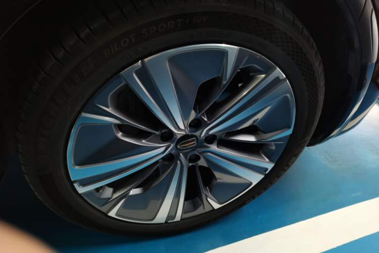 Used Hongqi E-HS9 2021 510 km Range Flagway Edition Six Seats Right Front Wheel Hub