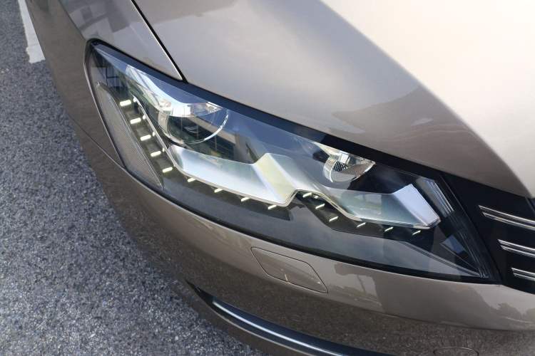 Used Volkswagen Passat 2013 1.8TSI DSG Prestige Edition Right Front Headlight