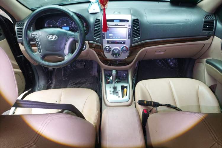 Used Hyundai Santa Fe Classic 2011 2.4 Comfort Edition 7-Seater Two-Wheel Drive Audio And AC Panel