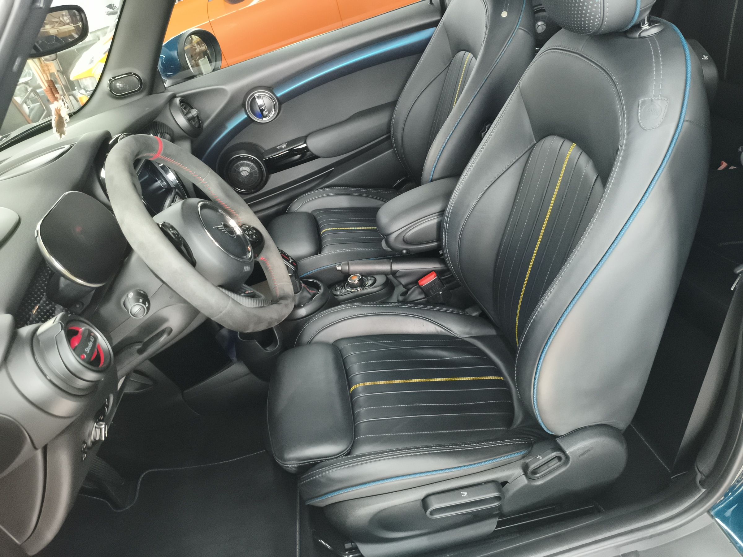 المقاعد الأمامية داخل السيارة