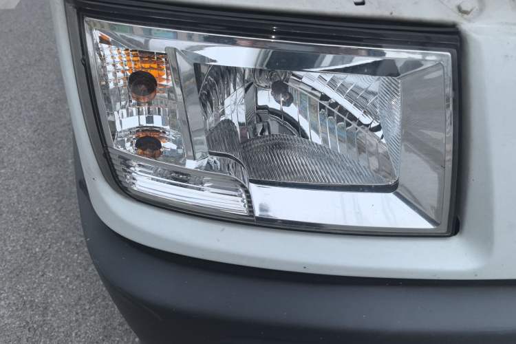 Used Iveco Daily 2022 2.5T A37 M1 Passenger Van 5-9 Seats Long Wheelbase Mid-Roof Design Dual Tires Manual Doors Right Front Headlight