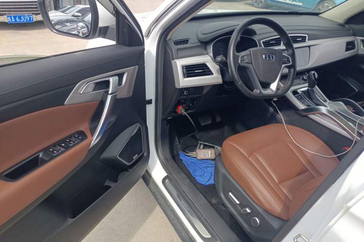 Used Geely Auto Emgrand X7 Sport 2018 1.8TD Automatic Two-Wheel Drive ZhiZun Model with 4G Connectivity Driver Seat