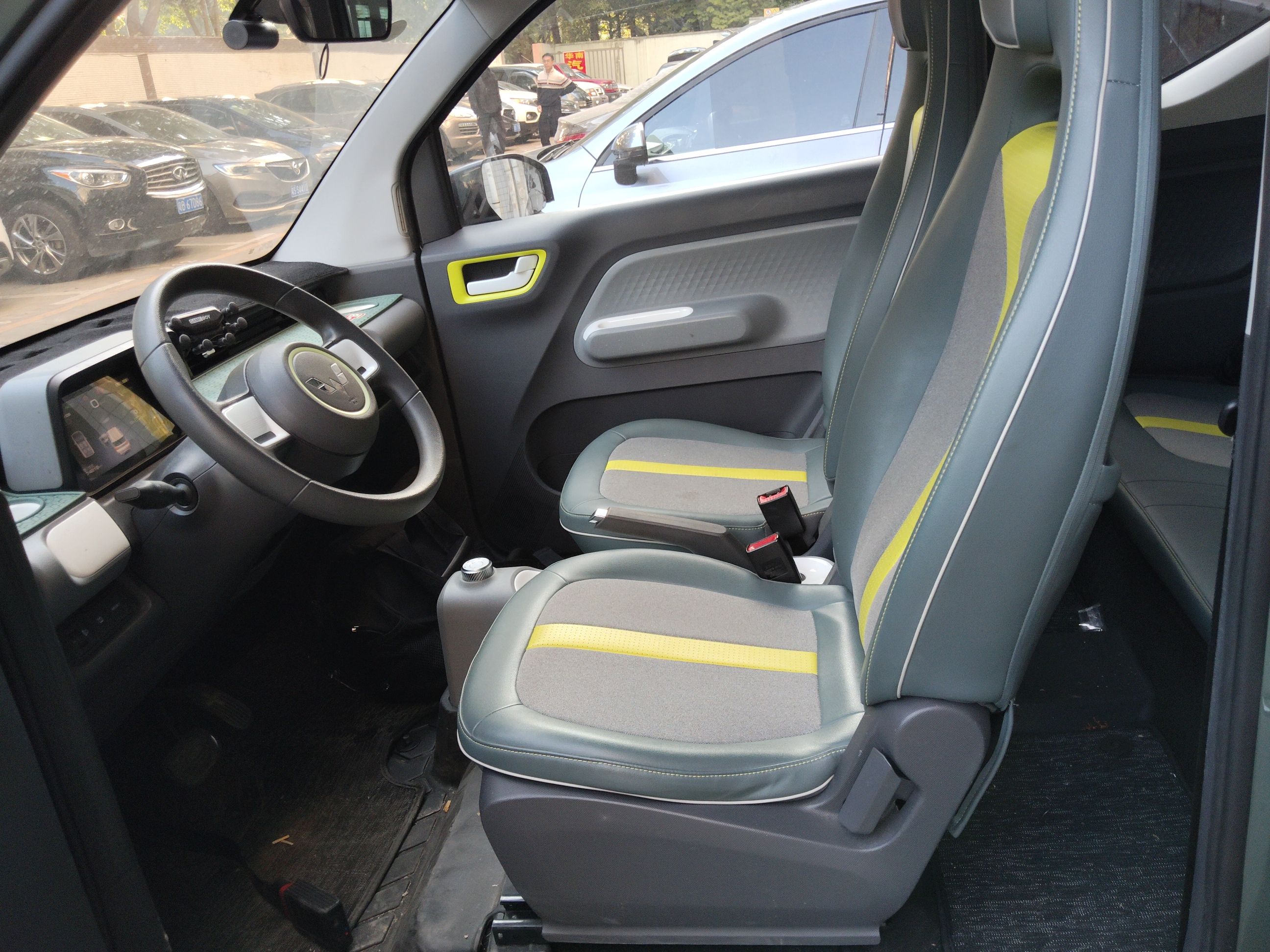 Переднее сиденье в автомобиле