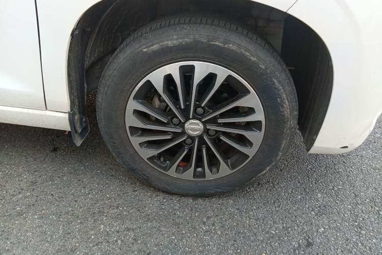 Used Dongfeng Fengon 380 2022 1.5L Comfort-Class Passenger Vehicle (Steel Spring) with 7 Seats