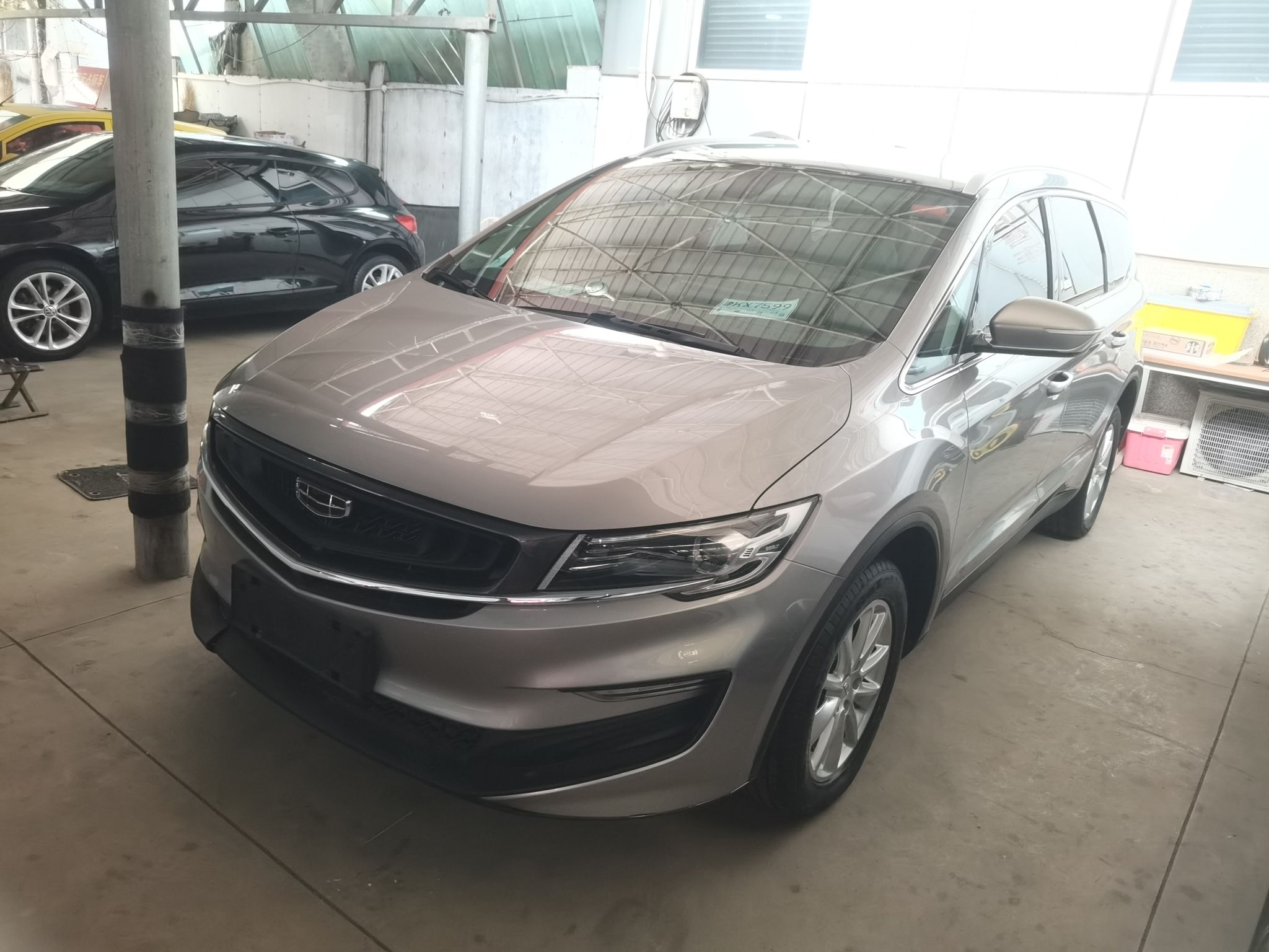 تحت مقدمة السيارة