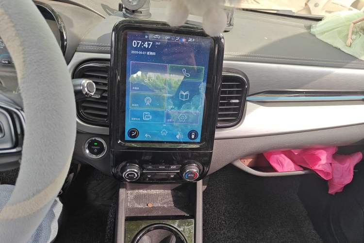 Used Chery QQ Little Ant 2022 Sweet Pink Edition Half-Sugar Version Lithium Iron Phosphate 29.2 kWh 30 kW 301 km Audio And AC Panel