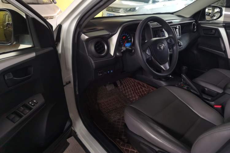 Used Toyota RAV4 2016 2.0L CVT Two-Wheel Drive Fashion Edition China V Standard
