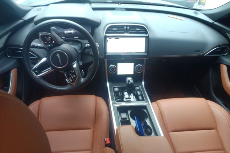 Used Jaguar XEL 2024 2.0T 250 PS R-DYNAMIC S Ebony Black Sport Edition Center Console