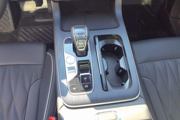 Used GAC Trumpchi GS8 2022 Linghang Series 2.0 TGDI Two-Wheel-Drive Luxury Smart Connectivity Version (7 Seats) Gear Lever