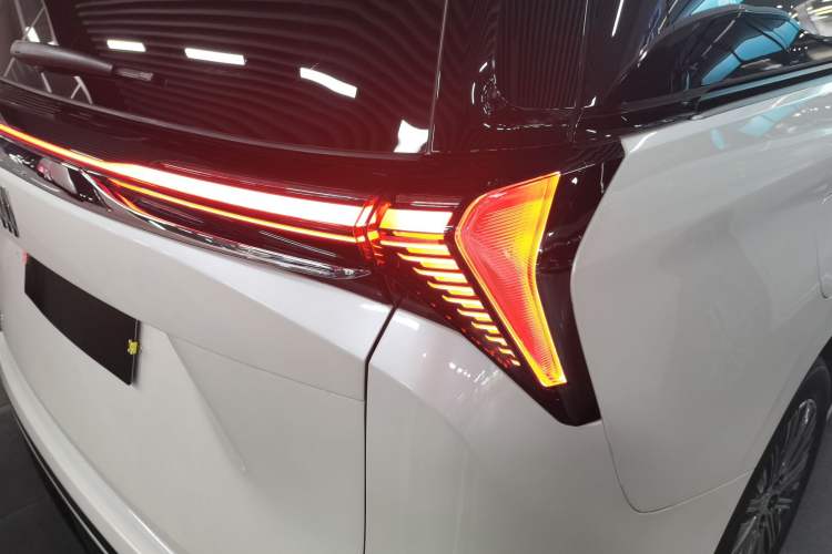 Used Buick GL8 New Energy 2024 Lu Zun Smart Edition 7-Seater Exterior 3