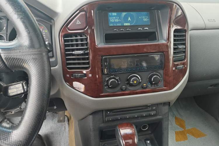 Used Mitsubishi Pajero 2006 3.0L AT GLX Audio And AC Panel