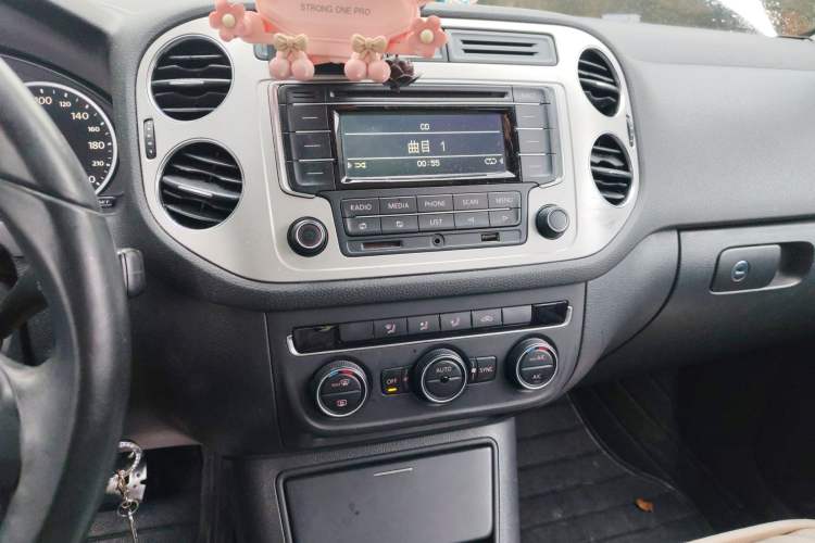 Used Volkswagen Tiguan 2013 1.8 TSI Automatic Two-Wheel Drive Comfort Edition Audio And AC Panel