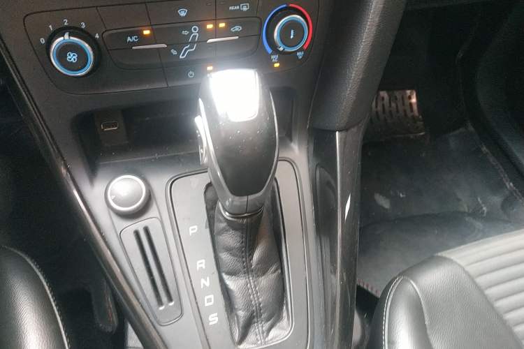 Used Ford Focus 2018 Hatchback Classic 1.6L Automatic Trendy SmartDrive Edition Gear Lever