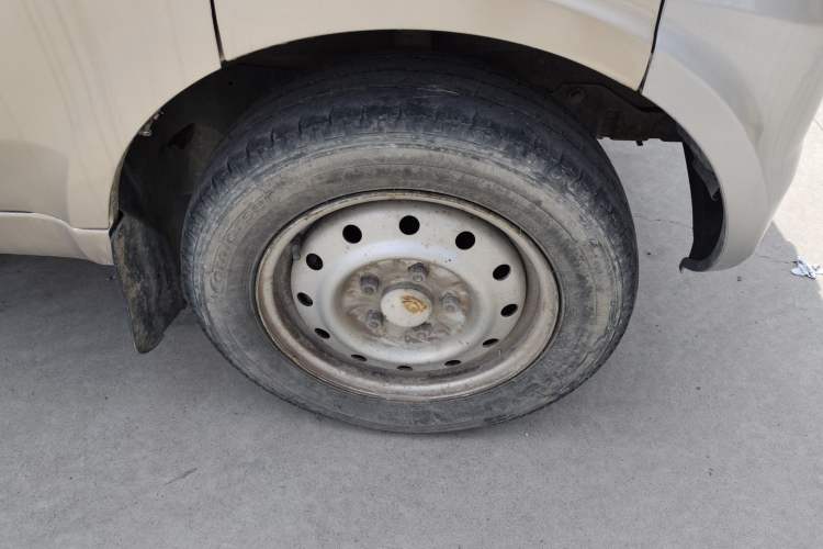 Used Wuling Rongguang 2012 1.5L Extended Basic Version Right Front Wheel Hub