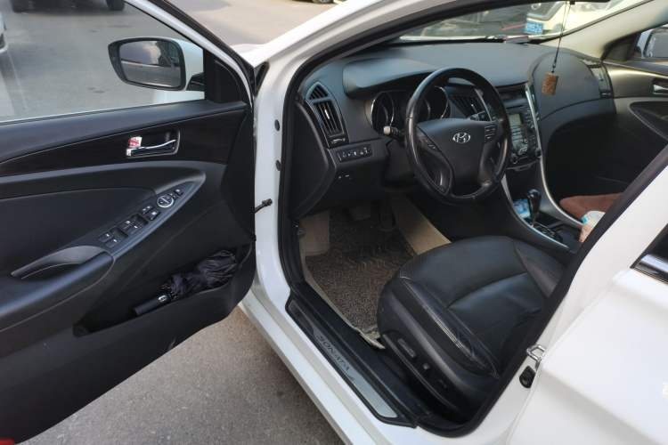Used Hyundai Sonata 2013 2.4L Automatic Leading Edition China IV Standard Driver Seat