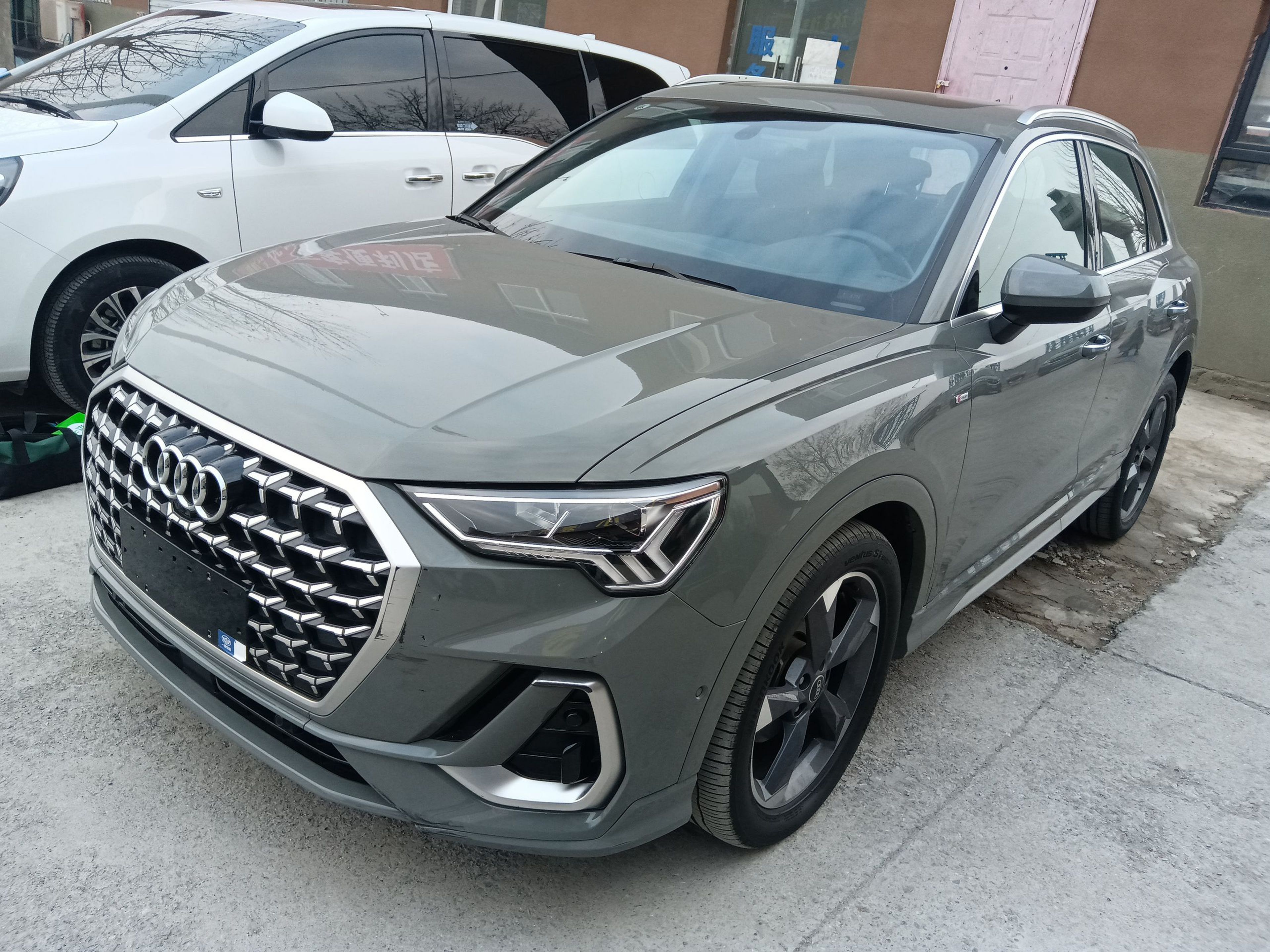 Под передней частью автомобиля