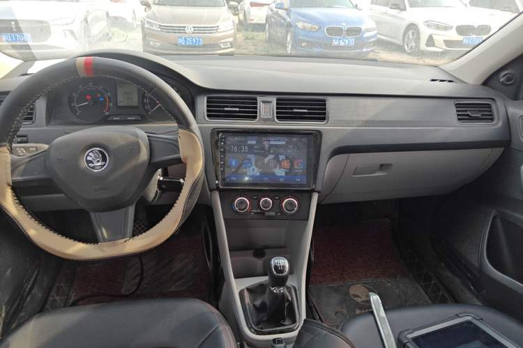 Used Skoda Rapid 2016 1.6L Manual Front-Wheel-Drive Version Audio And AC Panel