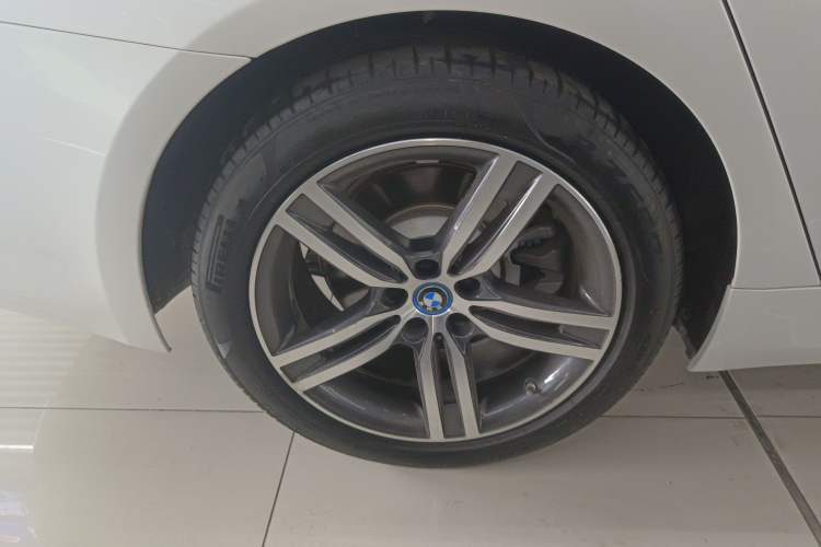 Used BMW 5 Series New Energy 2022 Updated Version 535Le Luxury Package Right Rear Wheel Hub