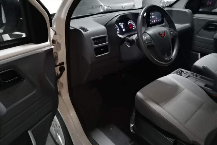 Used Wuling Yangguang 2024 300km Comfort Version with Sealed Windows 75kW
