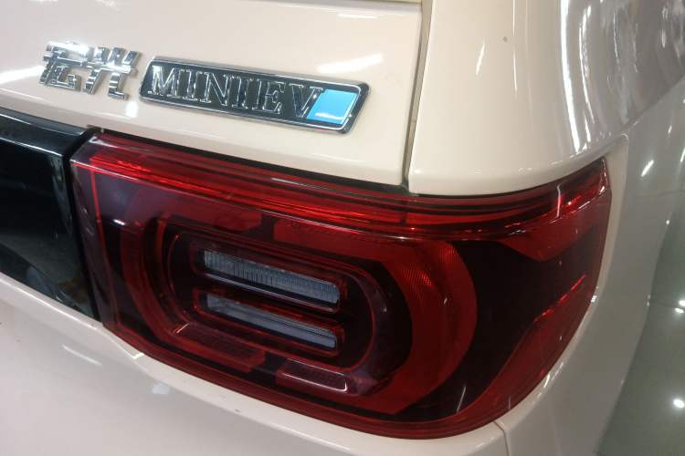 Used Wuling Hongguang MINIEV 2021 Macaron Premium Model – Lithium Iron Phosphate Right Rear Taillight