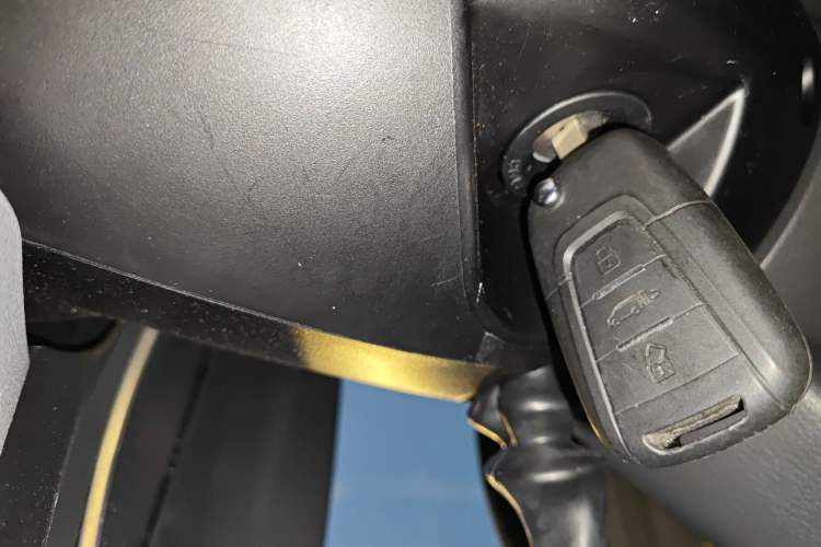 Used SAIC MAXUS Xintu V80 2024 Aotong Value Edition 6MT Long-Wheelbase Mid-Roof Model with 127 Ps Available in 6/7/8/9-Seater Configurations
