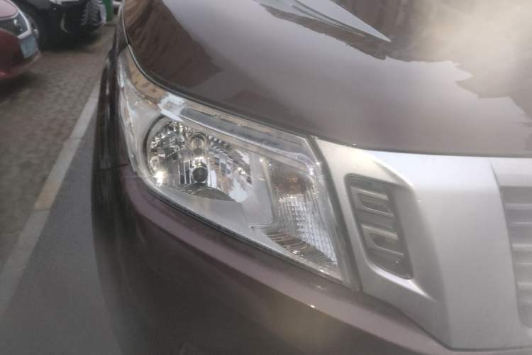 Used Nissan Navara 2017 2.5L Manual 4x4 Standard Edition QR25 Right Front Headlight