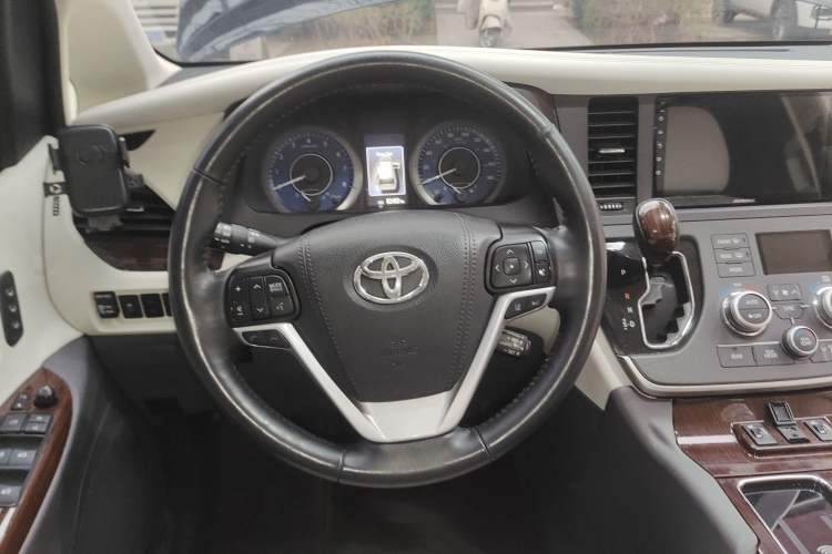Used Toyota SIENNA 